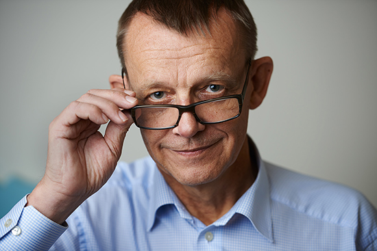 Hans Rosling touching his glasses