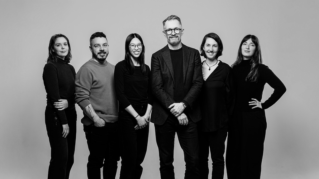 Group picture of Voilà: in 2025 in black and white. Six people standing. From left to right: Andrea, Mathieu, Vanessa, Francis, Marie-Blanche and Jessie.